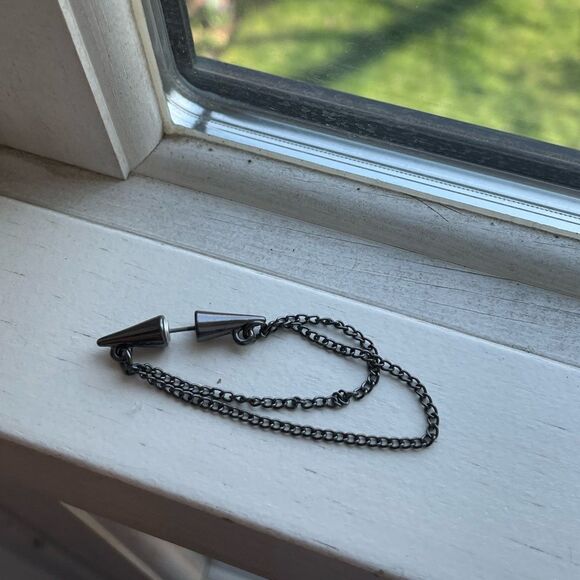 One black colored chain earring - Picture 2 of 4